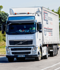 Camion poids lourd sur route, illustration du permis de conduire catégorie C